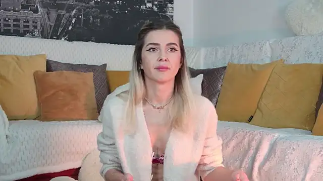 Snapshot of Sarah-Hart chatting on 12.19.25 Sarah-Hart online show from 12.19.25