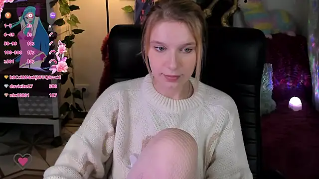Snapshot of KarambaMoon chatting on 01.12.25 KarambaMoon online show from 01.12.25