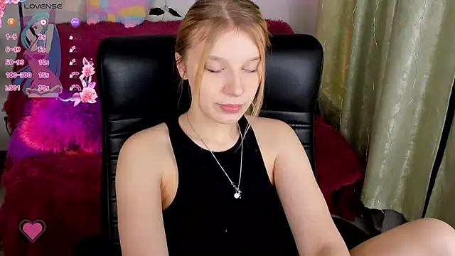 Snapshot of KarambaMoon chatting on 02.01.25 KarambaMoon online show from 02.01.25