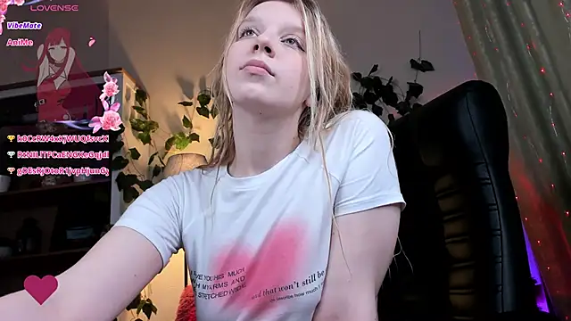 Snapshot of KarambaMoon chatting on 02.02.25 KarambaMoon online show from 02.02.25