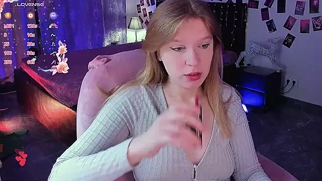 Snapshot of KarambaMoon chatting on 06.11.26 KarambaMoon online show from 06.11.26