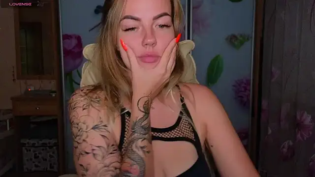 Snapshot of EmilyRobbie chatting on 09.30.25 EmilyRobbie online show from 09.30.25