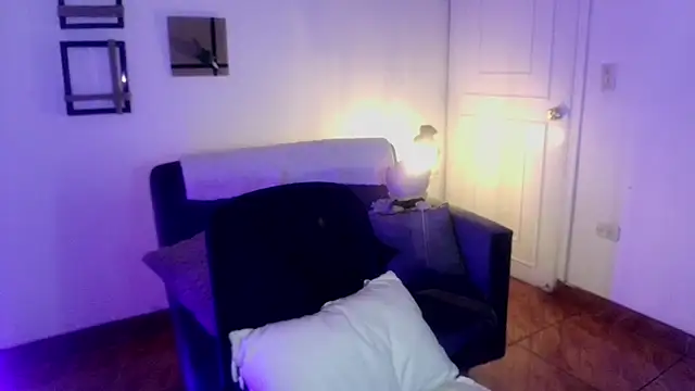 Snapshot of Emilyswan04 chatting on 02.22.25 Emilyswan04 online show from 02.22.25