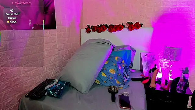 LYAA COLLINS  online show from 01.09.26