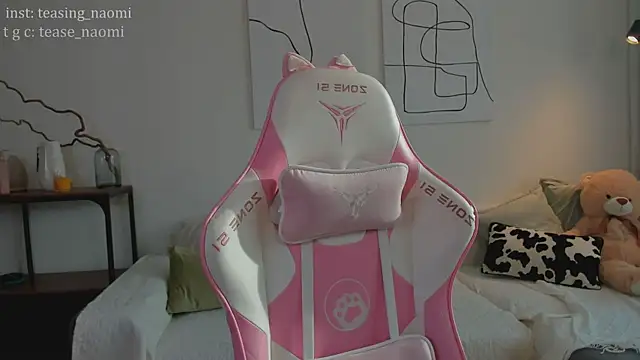 Snapshot of aesthetics__tease chatting on 04.03.26 aesthetics tease online show from 04.03.26