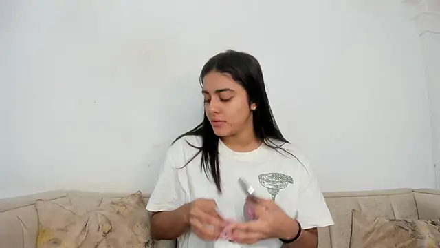 Snapshot of natalia_aguirre1 chatting on 10.29.25 natalia aguirre1 online show from 10.29.25