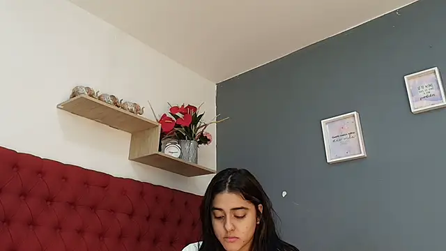 Snapshot of natalia_aguirre1 chatting on 11.30.25 natalia aguirre1 online show from 11.30.25