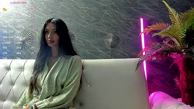 Snapshot of moona_ray chatting on 09.18.25 moona ray online show from 09.18.25