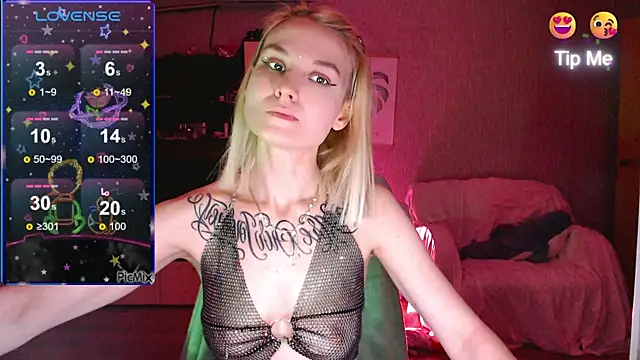 Snapshot of mischellemeow13 chatting on 10.08.25 mischellemeow13 online show from 10.08.25