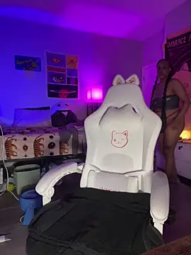 loveluna8 online show from 03.15.25