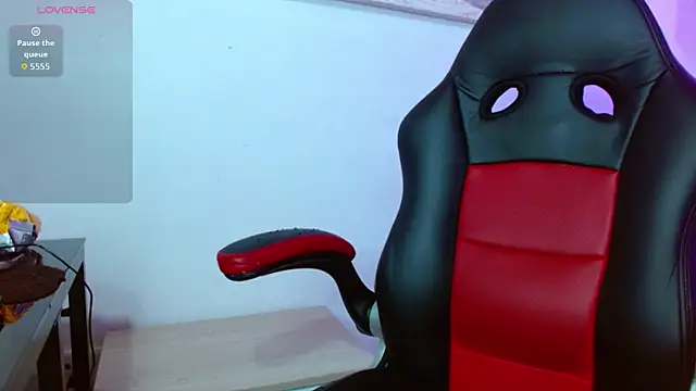 Snapshot of violletha chatting on 12.18.25 violletha online show from 12.18.25