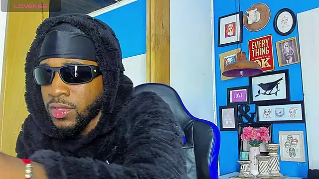 Snapshot of Drake_Nassir4 chatting on 10.01.25 Drake Nassir4 online show from 10.01.25