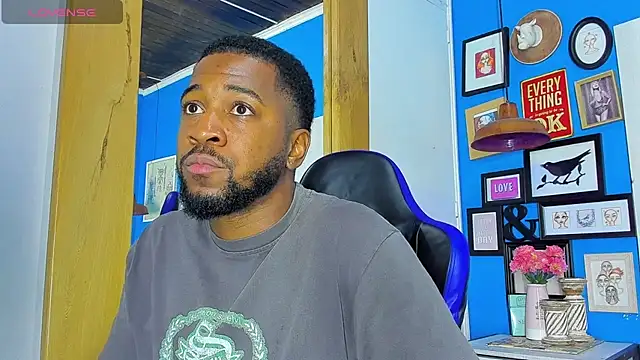 Snapshot of Drake_Nassir4 chatting on 10.08.25 Drake Nassir4 online show from 10.08.25