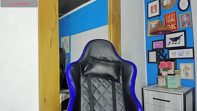 Snapshot of Drake_Nassir4 chatting on 10.11.25 Drake Nassir4 online show from 10.11.25