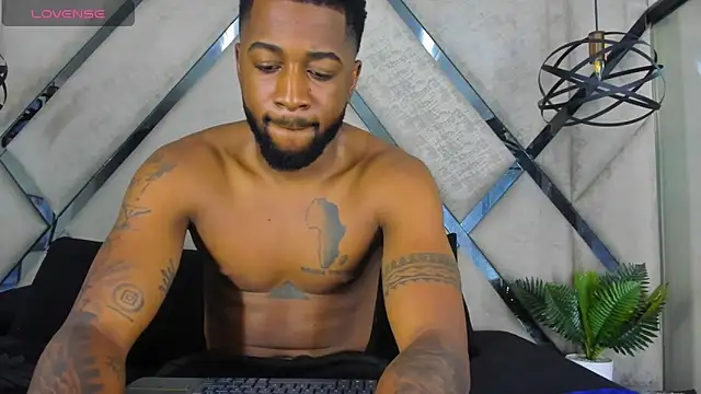 Snapshot of Drake_Nassir4 chatting on 10.16.25 Drake Nassir4 online show from 10.16.25