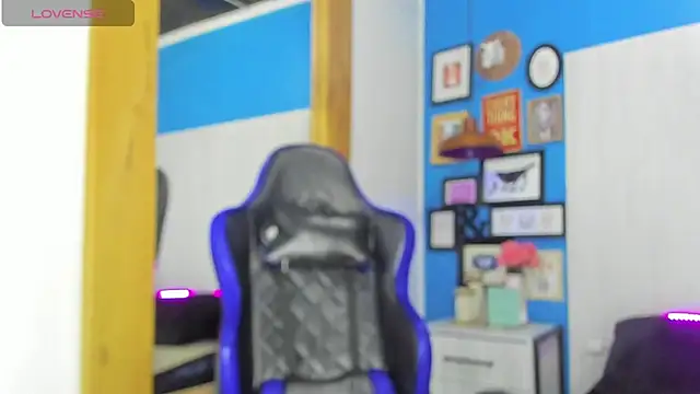 Snapshot of Drake_Nassir4 chatting on 10.22.25 Drake Nassir4 online show from 10.22.25