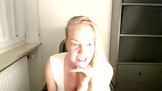 Snapshot of _LunaxLia_ chatting on 11.16.25 LunaxLia online show from 11.16.25