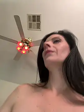 Snapshot of VixenVixie chatting on 12.17.24 VixenVixie online show from 12.17.24