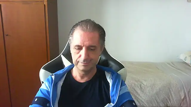 Snapshot of lliuk70mi chatting on 05.06.26 lliuk70mi online show from 05.06.26