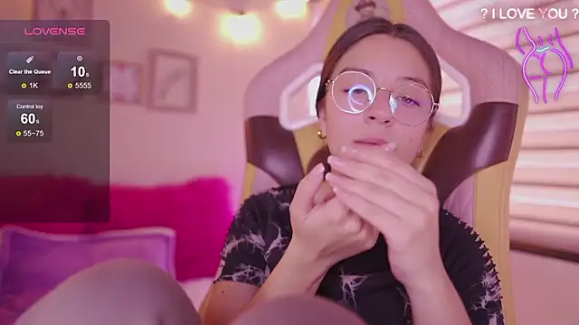 Snapshot of milly_kenner chatting on 02.19.26 milly kenner online show from 02.19.26