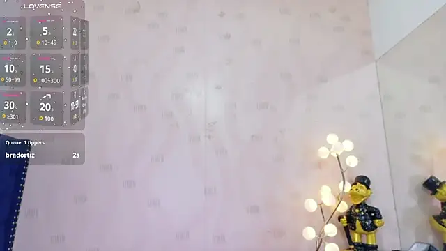 Snapshot of littleebonymommy chatting on 06.15.26 littleebonymommy online show from 06.15.26