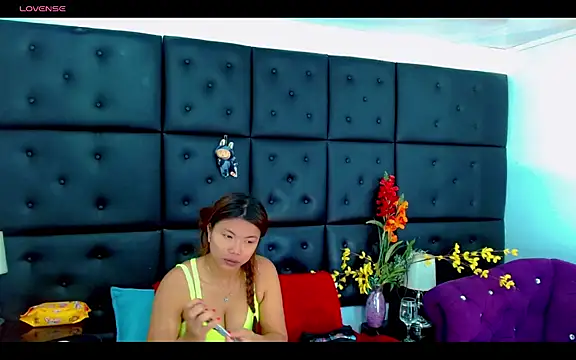 Snapshot of Isalombardi chatting on 04.23.26 Isalombardi online show from 04.23.26
