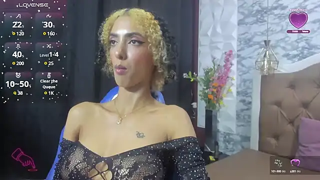 Snapshot of Queen_Cuarxxo chatting on 12.17.24 Queen Cuarxxo online show from 12.17.24