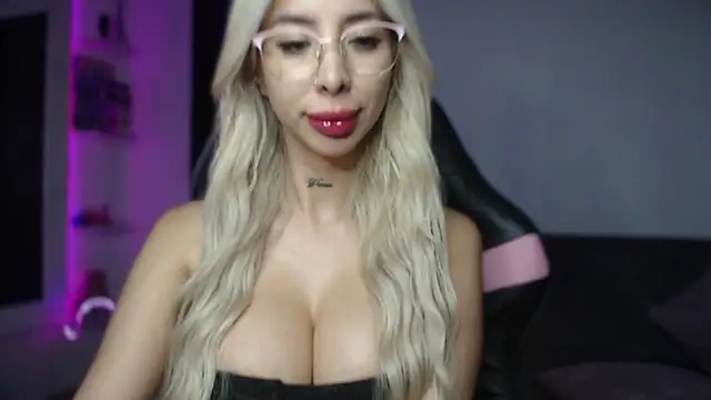 stephaniedj1 online show from 10.17.25