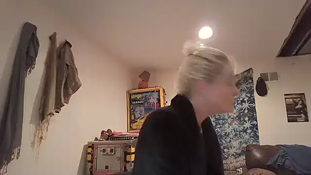 Snapshot of AddieAssets chatting on 12.12.24 AddieAssets online show from 12.12.24