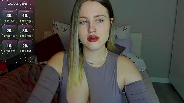 Snapshot of _Sarah_Soul_ chatting on 10.13.25 Sarah Soul online show from 10.13.25