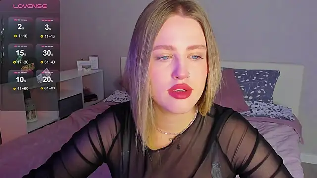 Snapshot of _Sarah_Soul_ chatting on 10.31.25 Sarah Soul online show from 10.31.25