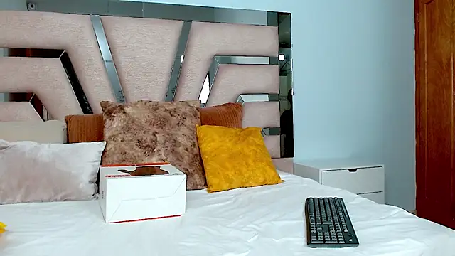 Snapshot of cintia_hills chatting on 01.15.25 cintia hills online show from 01.15.25