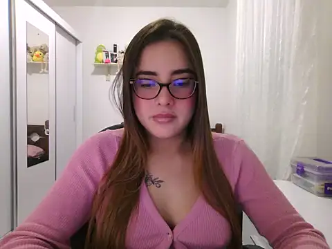 Snapshot of maliamiller chatting on 07.14.26 maliamiller online show from 07.14.26