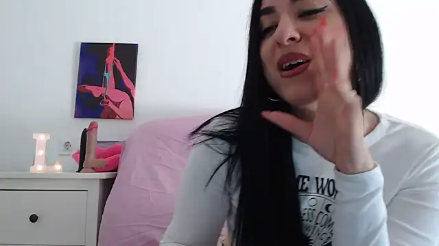 leilacam25 online show from 11.29.25