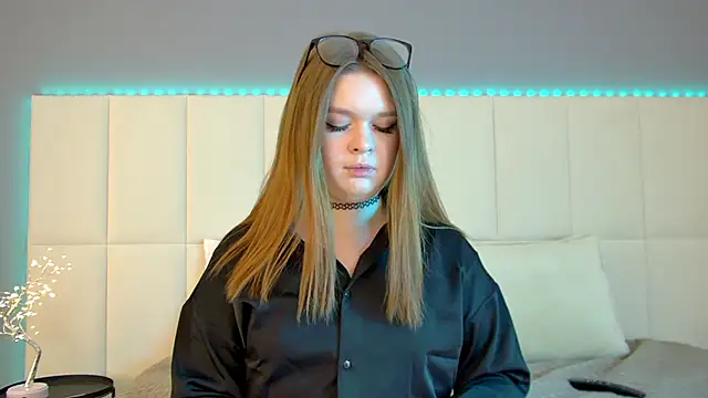 CrystalLyons online show from 03.04.25