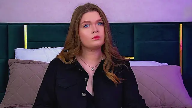 Snapshot of CrystalLyons chatting on 06.26.26 CrystalLyons online show from 06.26.26