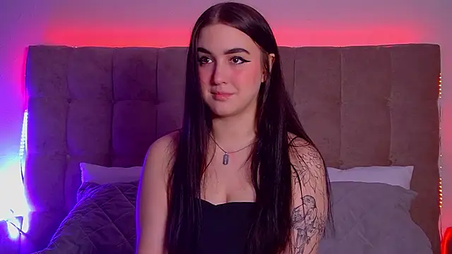 Snapshot of ChristinaMilton chatting on 03.10.25 ChristinaMilton online show from 03.10.25