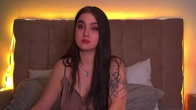 Snapshot of ChristinaMilton chatting on 03.23.25 ChristinaMilton online show from 03.23.25