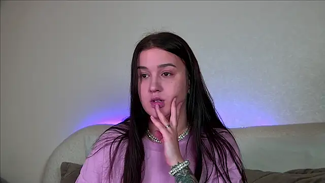 Snapshot of ChristinaMilton chatting on 10.21.25 ChristinaMilton online show from 10.21.25