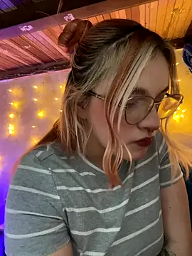 SophiaWeestt99 online show from 11.28.25