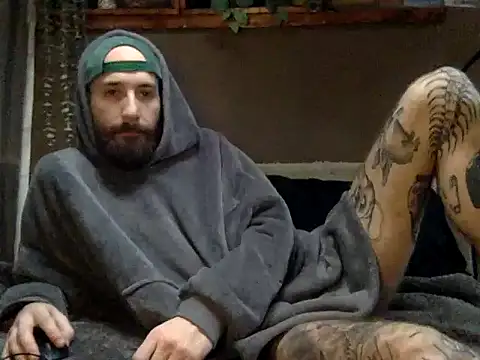 Snapshot of Tuhands chatting on 12.17.24 Tuhands online show from 12.17.24