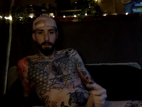 Snapshot of Tuhands chatting on 02.14.25 Tuhands online show from 02.14.25