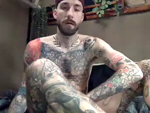 Snapshot of Tuhands chatting on 02.15.25 Tuhands online show from 02.15.25