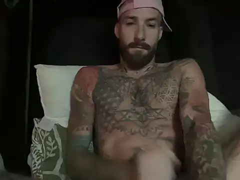 Snapshot of Tuhands chatting on 09.25.25 Tuhands online show from 09.25.25