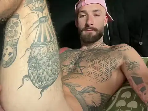 Snapshot of Tuhands chatting on 09.30.25 Tuhands online show from 09.30.25