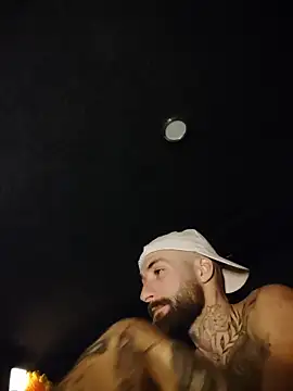 Snapshot of Tuhands chatting on 10.10.25 Tuhands online show from 10.10.25