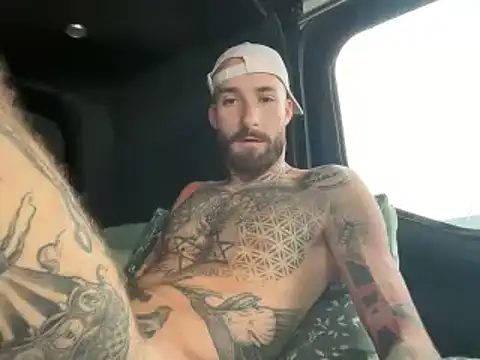 Snapshot of Tuhands chatting on 10.14.25 Tuhands online show from 10.14.25