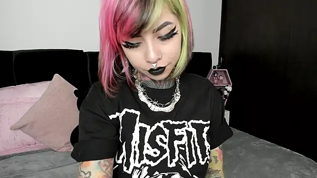 Snapshot of NikkiRamone chatting on 12.24.24 NikkiRamone online show from 12.24.24