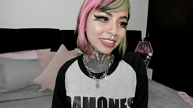 Snapshot of NikkiRamone chatting on 01.03.25 NikkiRamone online show from 01.03.25