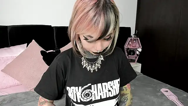 Snapshot of NikkiRamone chatting on 01.11.25 NikkiRamone online show from 01.11.25